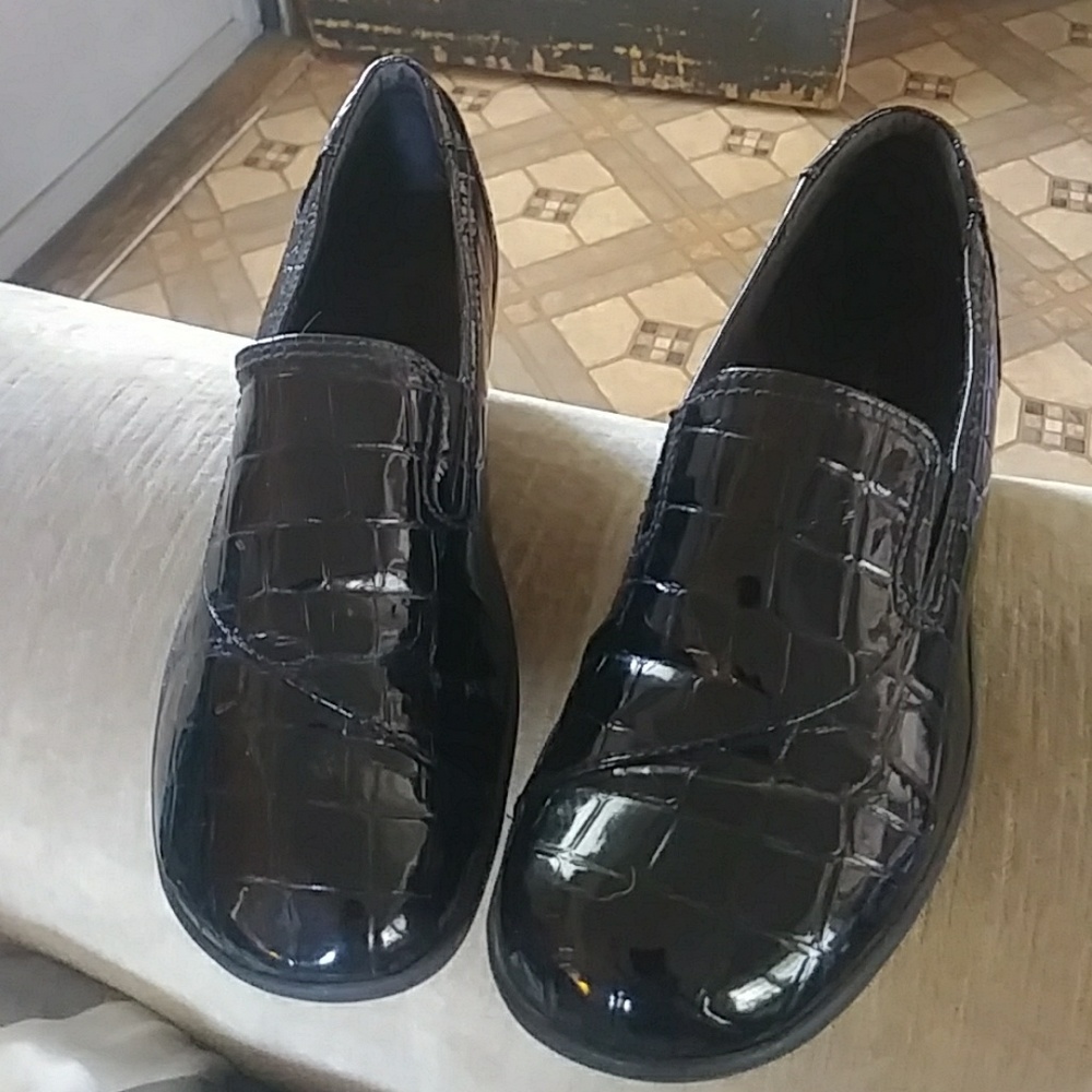 Clarks alligator pattern women's slip on shoes
